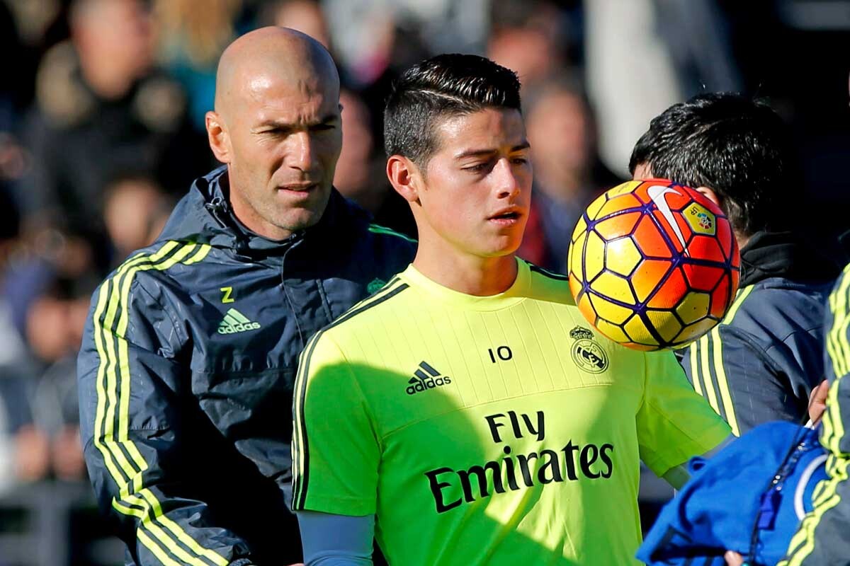 James Rodríguez se entrena ante la mirada de Zinedine Zidane