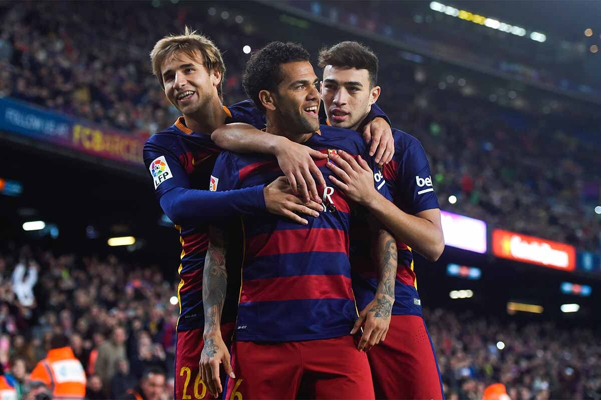 Dani Alves celebra un gol junto a Munir y Sergi Samper
