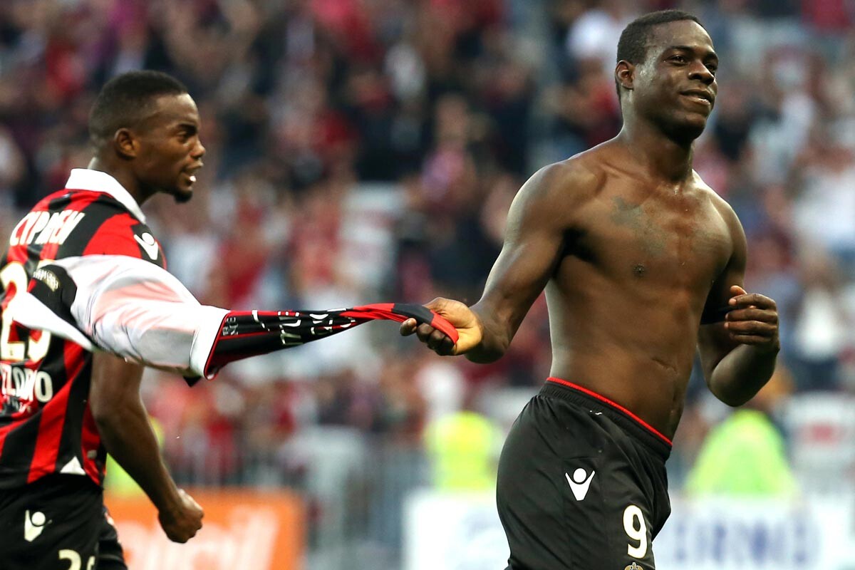 Mario Balotelli celebra un gol