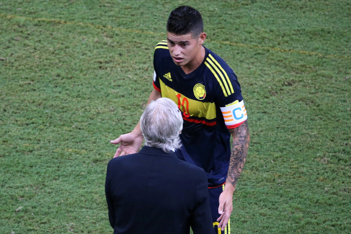 James Rodríguez y Jose Pekerman en un partido