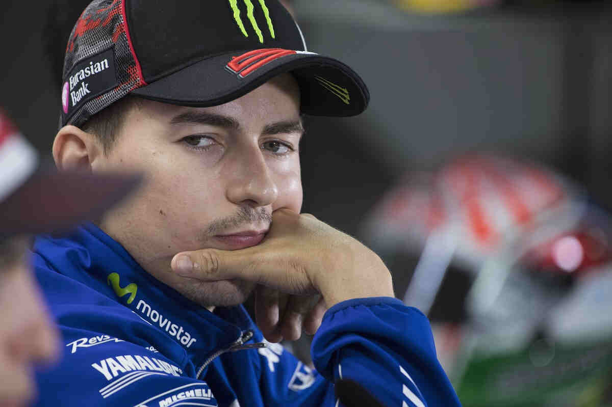 Lorenzo, decepcionado por la caída, no se olvida de felicitar a Márquez
