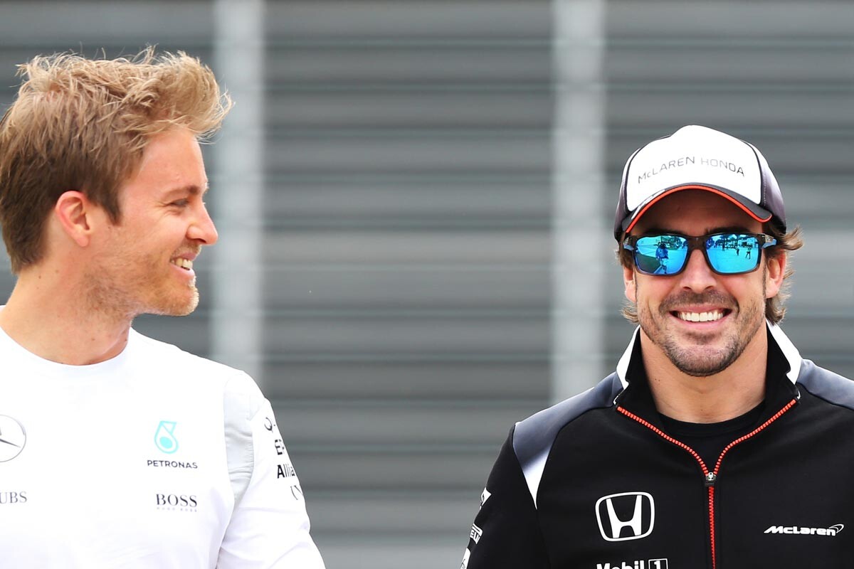 Nico Rosberg y Fernando Alonso en el paddockl