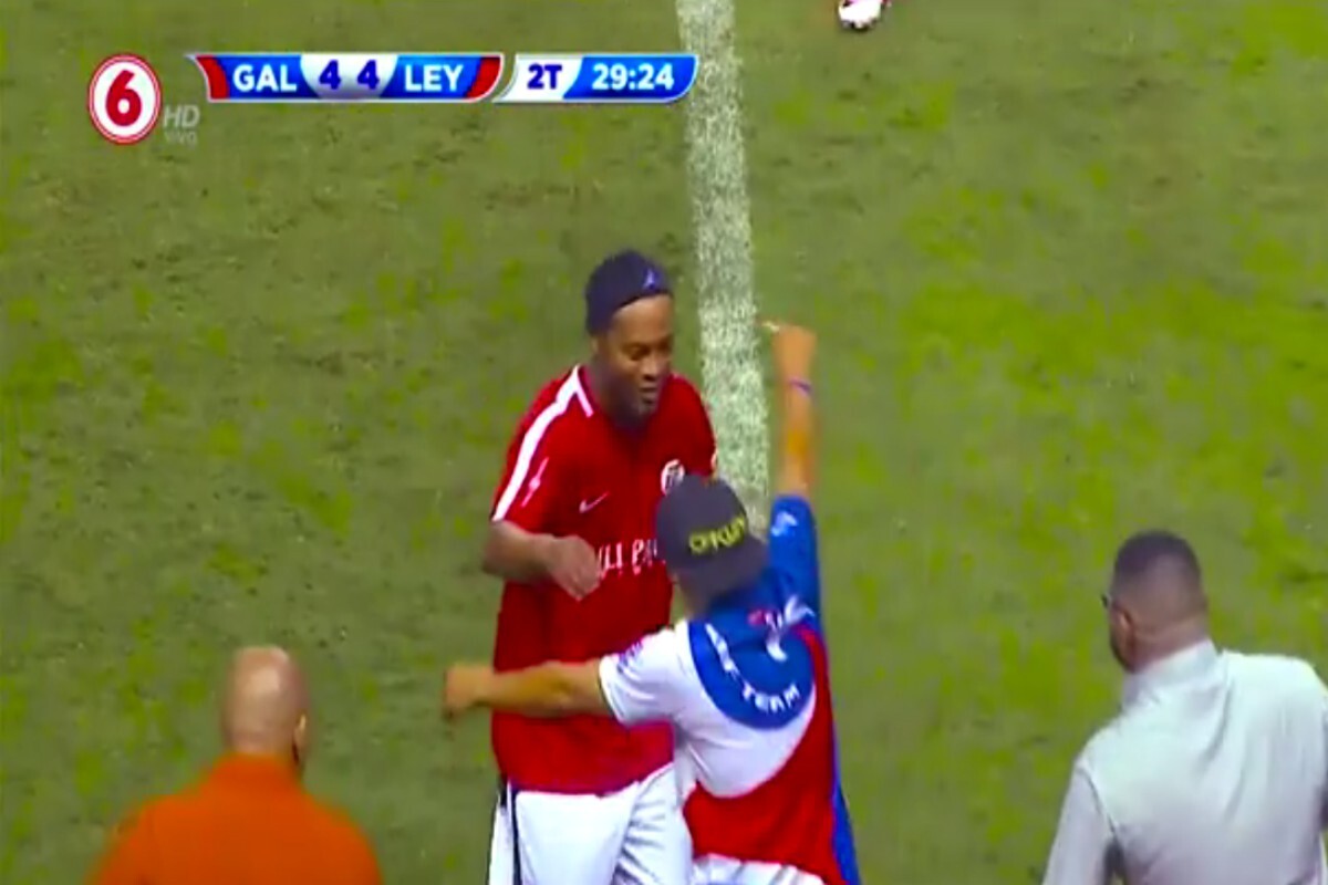 Ronaldinho en Costa Rica abraza a un hincha