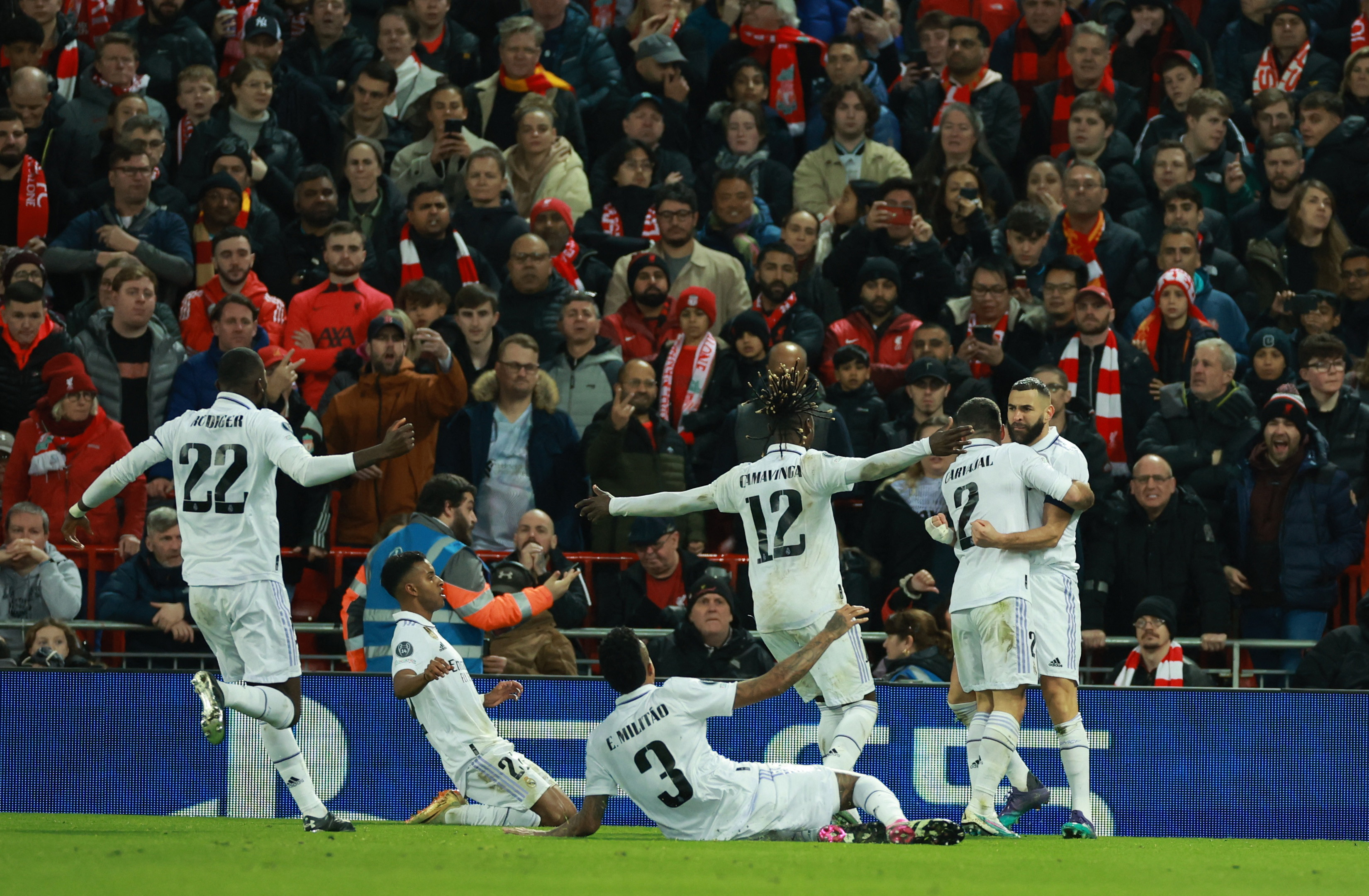 El Real Madrid impone la ley del campeón en Anfield