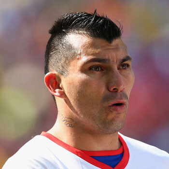 Codazo a gary medel