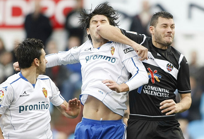 David Navarro propina un codazo a Sapunaru durante el Real Zaragoza-Levante (0-1)